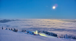Am Gipfel des Großen Arbers im Bayerischen Wald hat sich eine Wolkendecke gebildet